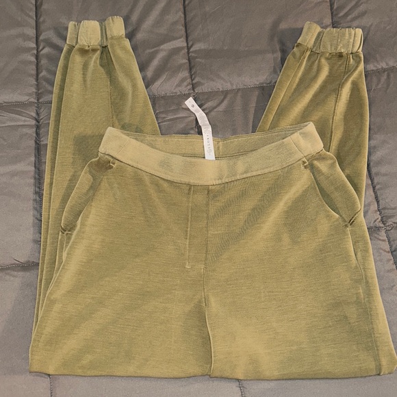 Green lululemon joggers - Picture 2 of 6